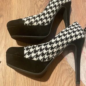 Hoodsmouth print pumps